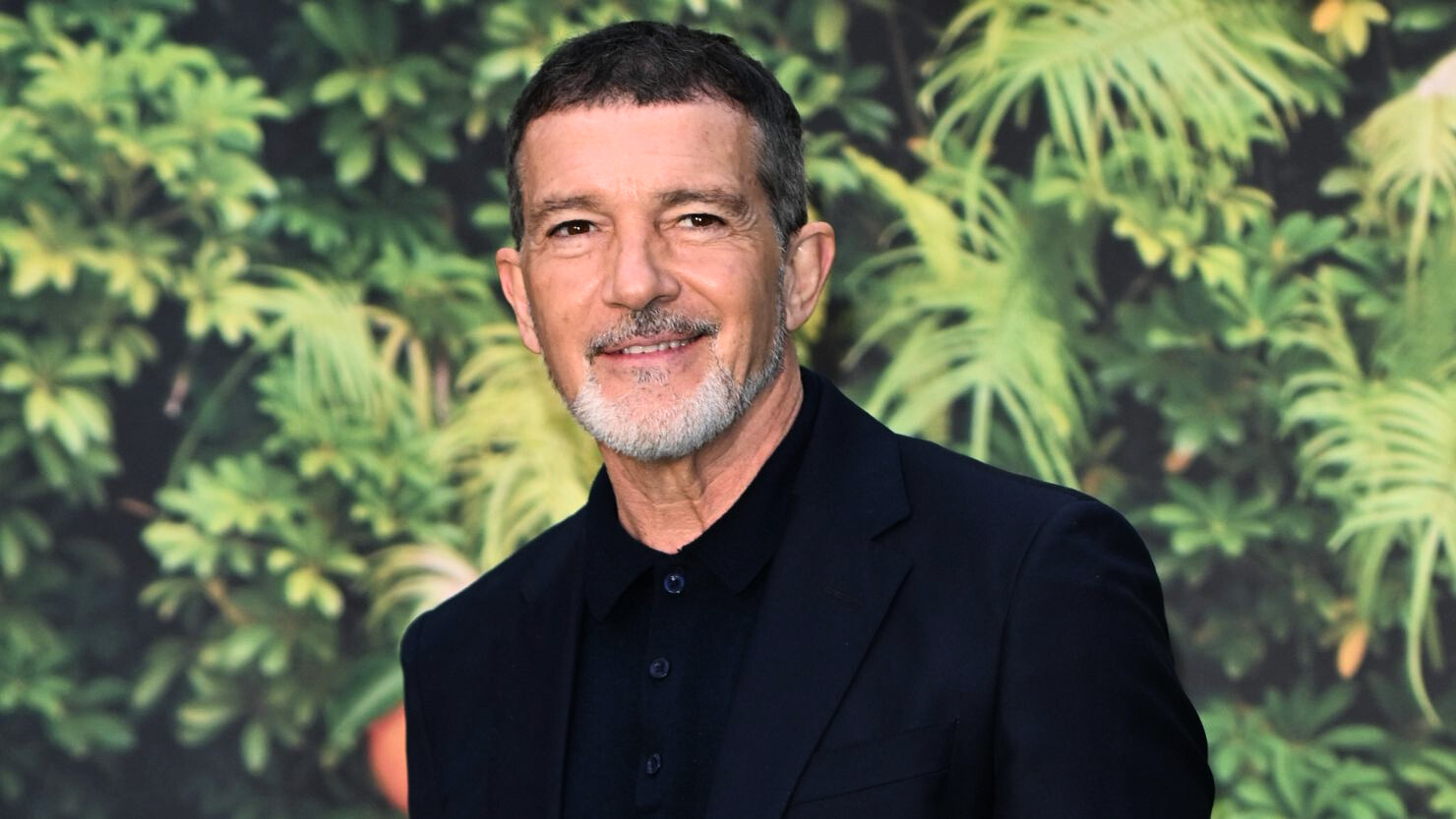 Antonio Banderas es un nombre que se ha convertido en sinónimo de carisma, versatilidad y talento. Desde sus humildes comienzos en España hasta su ascenso como una superestrella de Hollywood.
