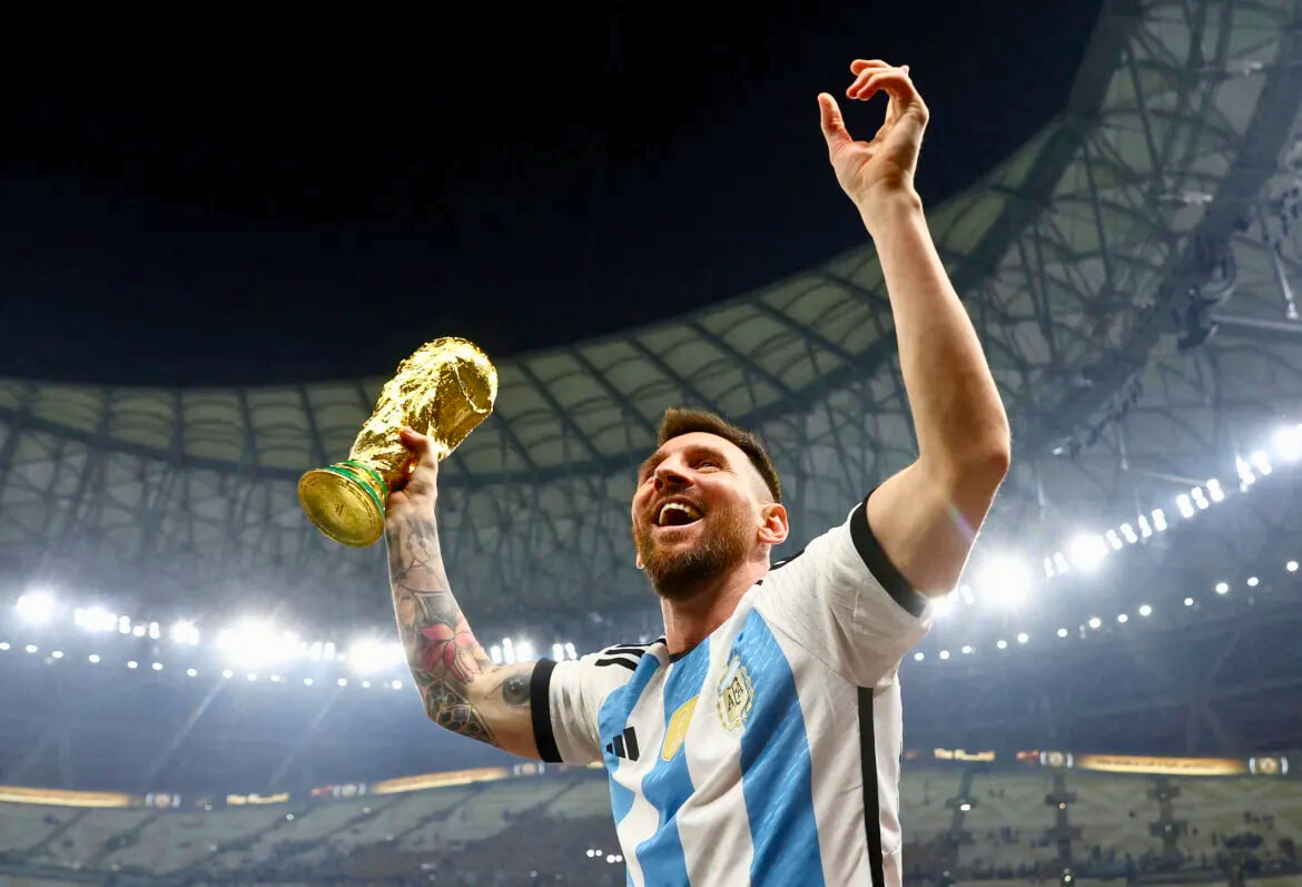 La Copa Mundial de la FIFA 2022 en Qatar fue un momento histórico para Lionel Messi y Argentina. Después de años de casi lograrlo, Messi finalmente levantó el trofeo de la Copa Mundial, consolidando su legado como uno de los mejores futbolistas de todos los tiempos.
