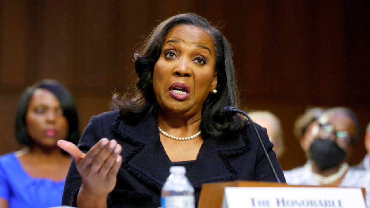 El expresidente Donald Trump ha intentado despedir a Lisa Cook, una de las gobernadoras de la Reserva Federal (Fed), lo que podría desencadenar una batalla legal.