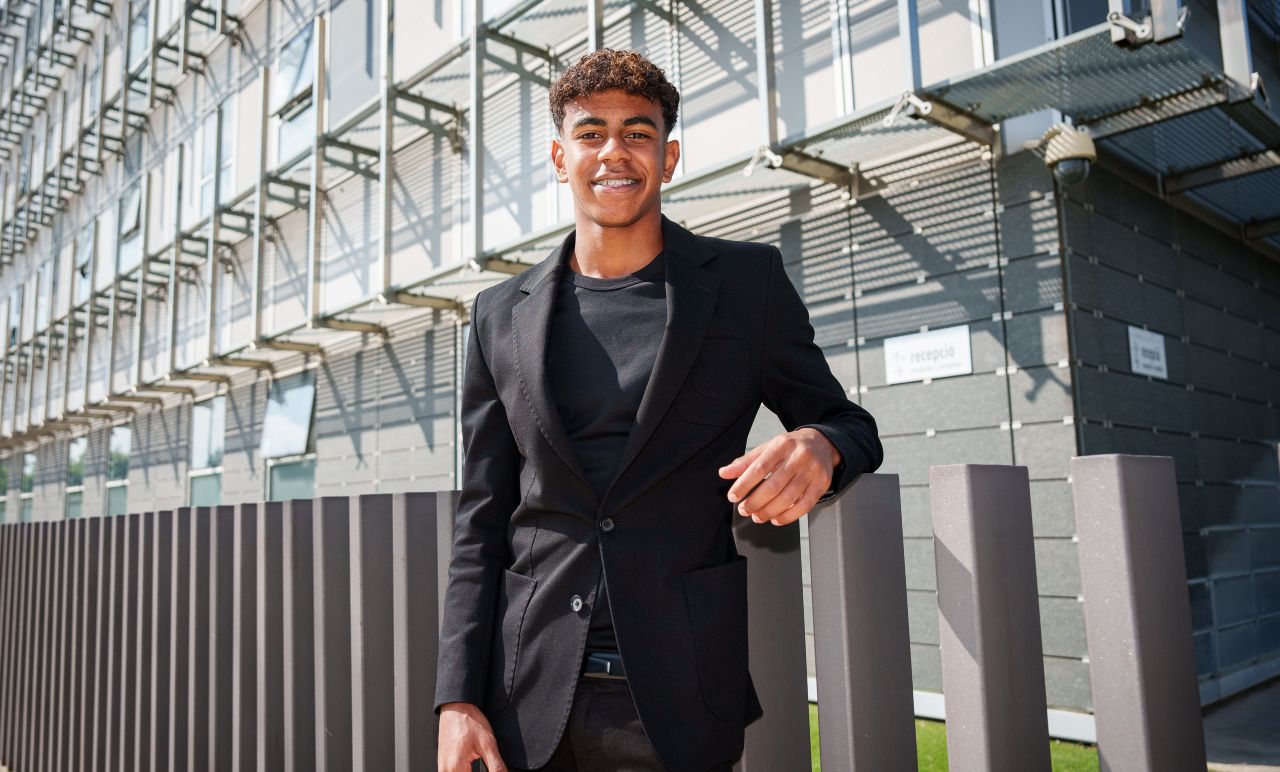 Lamine Yamal, el joven extremo del FC Barcelona y la selección española, ha captado la atención del mundo del fútbol por su talento y proyección.