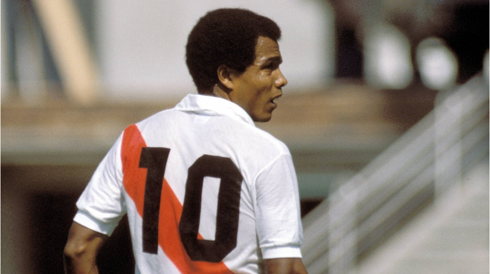 Teófilo Cubillas es una leyenda del fútbol peruano. Conocido como "El Nene", Cubillas dejó una huella imborrable en la historia del deporte.