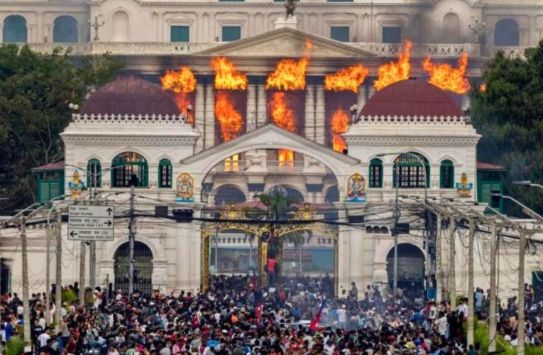 El Parlamento de Nepal es incendiado tras la renuncia del primer ministro por protestas anticorrupción