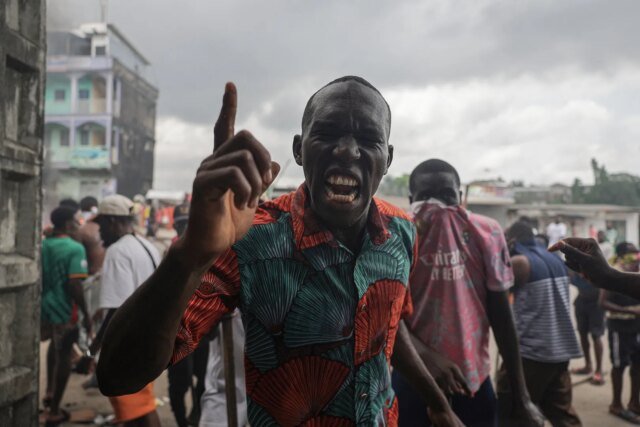 Cuatro-muertos-en-enfrentamientos-relacionados-con-las-elecciones-mientras-Biya.jpg