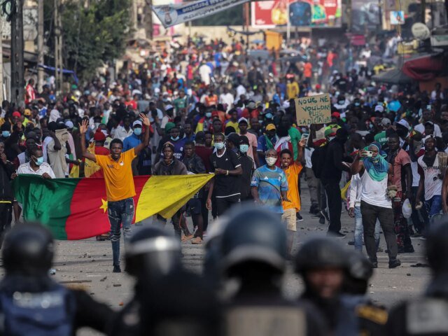 Cuatro-muertos-en-protestas-en-Camerun-mientras-se-esperaban-los.jpg