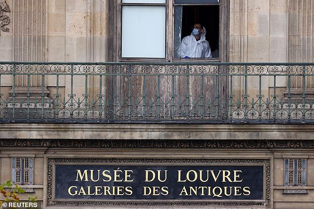 Dos-arrestados-por-el-atraco-del-siglo-del-Louvre-tras.jpg