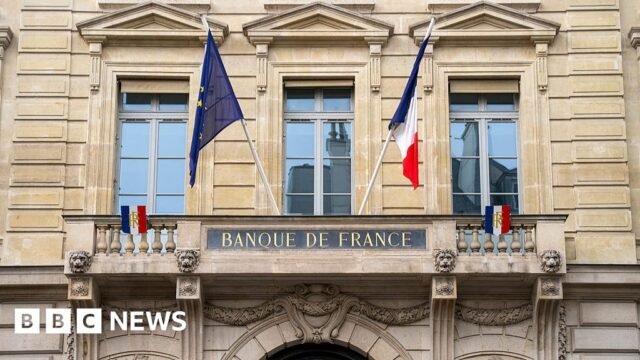 El-Louvre-traslada-joyas-a-la-boveda-ultrasegura-del-Banco.jpg