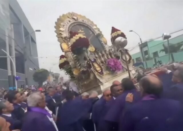 El-anda-del-Senor-de-los-Milagros-casi-cae-durante.jpg