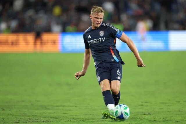 El-capitan-del-San-Diego-FC-Jeppe-Tverskov-firma-una.jpg