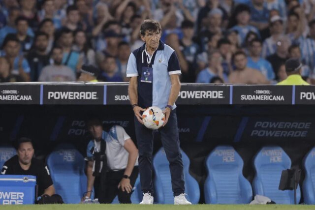 El-tecnico-del-Racing-dice-que-derribara-el-estadio-y.jpg