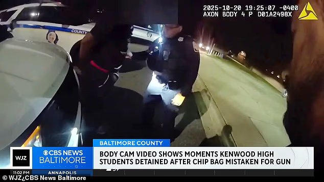 Estudiante-esposado-por-la-policia-despues-de-que-AI-confundiera.jpg