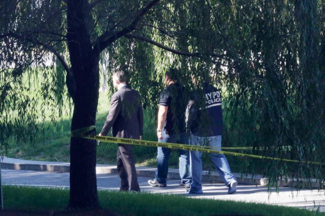 Expolicias-rescatan-a-mujer-que-caminaba-con-un-bebe-en.jpg