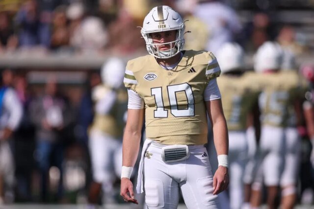 Haynes-King-anota-5-TD-el-No-7-Georgia-Tech.jpg
