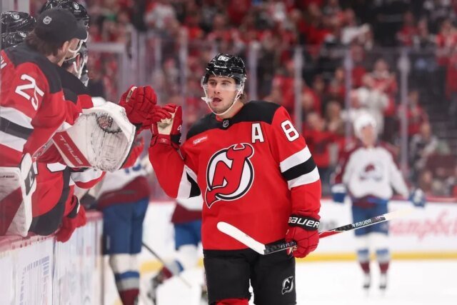 Jack-Hughes-anota-dos-veces-para-darle-a-los-Devils.jpg