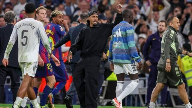 La-arenga-de-Flick-y-Raphinha-tras-el-KO-del.jpg