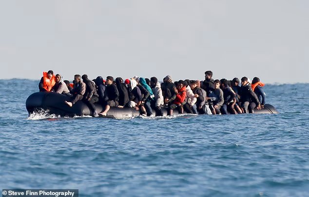 Los-centros-de-inmigrantes-a-gran-escala-en-antiguas-bases.jpg