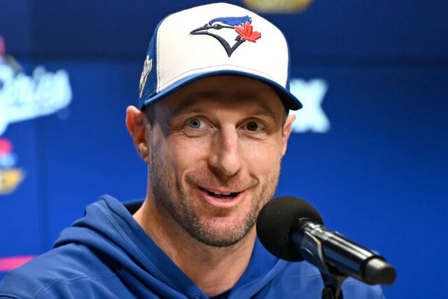 Max-Scherzer-mira-la-historia-de-la-Serie-Mundial-mientras.jpg