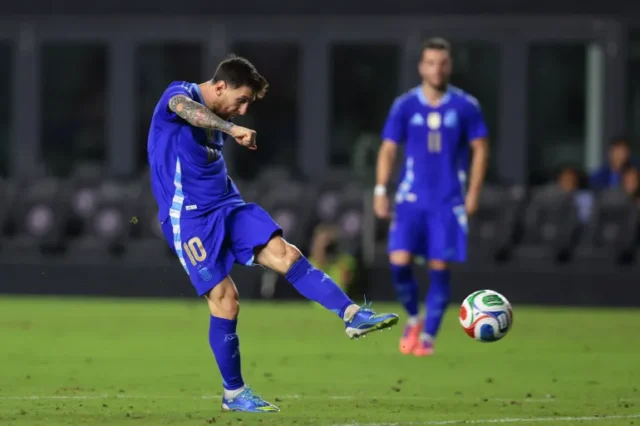 Messi-mira-la-defensa-de-Argentina-en-la-Copa-Mundial.webp