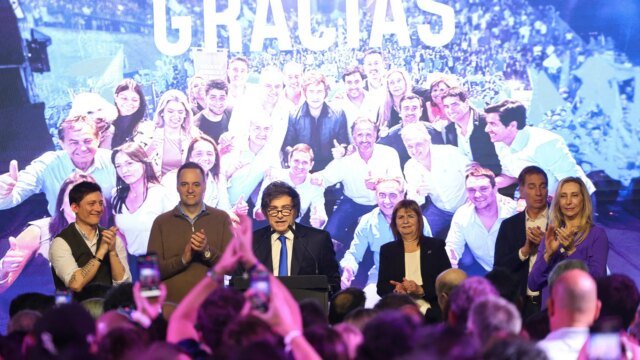 Milei-de-Argentina-celebra-mientras-los-primeros-resultados-muestran-una.jpg