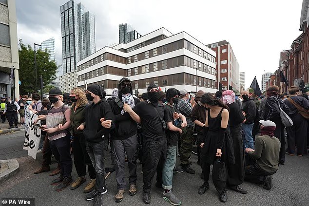 Miles-de-millones-desperdiciados-en-hoteles-para-inmigrantes-informe-explosivo.jpg