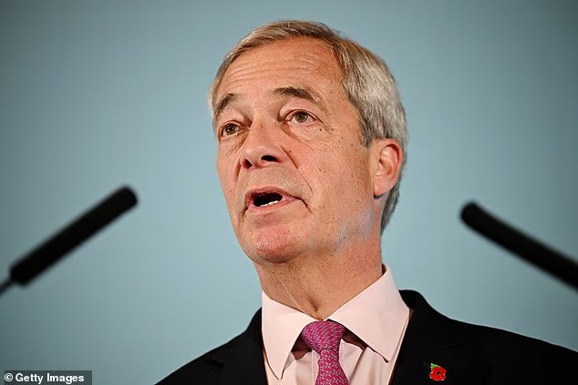 Nigel-Farage-aparece-junto-a-una-victima-de-una-pandilla.jpg