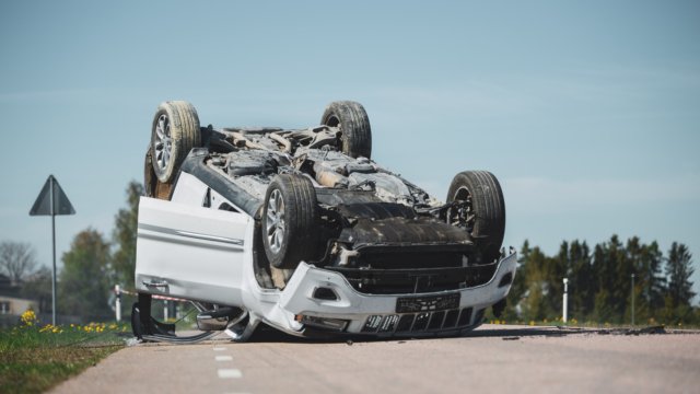 Policia-rescata-a-bebe-atrapado-bajo-un-vehiculo-volcado-en.jpg