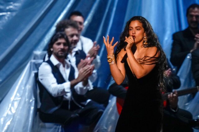 Rosalia-canta-en-aleman-y-con-voz-de-soprano-en.jpg