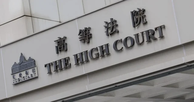 Tribunal-de-Hong-Kong-condena-a-tres-personas-a-largas.webp