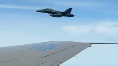 Ver-Trump-recibe-escolta-ceremonial-de-un-avion-de-combate.jpg