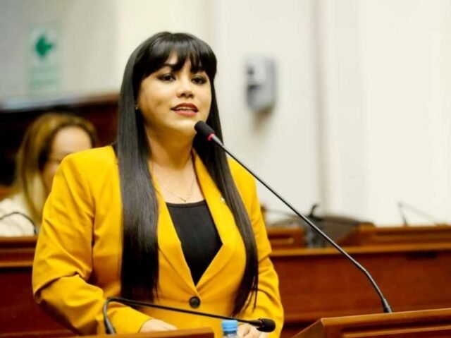 Vivian-Olivos-renuncia-a-Fuerza-Popular-tras-15-anos-de.jpg