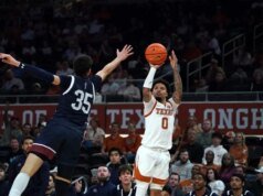 Texas hace caso omiso de un comienzo difícil y arrasa visitando a Fairleigh Dickinson