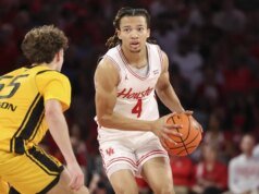 El nuevo No. 1 Houston derrota a Oakland en victoria dominante