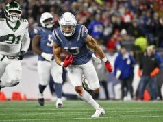 Los 3 touchdowns de TreVeyon Henderson envían a los Patriots a superar a los Jets para lograr la octava victoria consecutiva