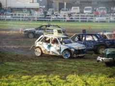 Un coche del derbi de demolición atropella a una multitud y deja nueve heridos