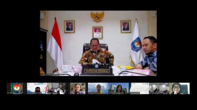 69175131477ef-inspektur-jenderal-kemendagri-mahendra-gelar-rapat-koordinasi-dengan-zoom_663_372.jpg