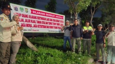 691855c17f2e3-satpol-pp-jakbar-memasang-spanduk-larangan-berbuat-asusila-di-taman-daan-mogot_375_211.jpeg