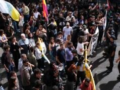 El agitador ultra Vito Quiles celebra rodeado de banderas franquistas y entre protestas un acto wrong autorización en la Universidad de La Laguna