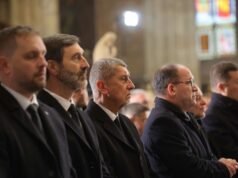 Al funeral de Duka también acudió Topolánek, que lucha contra el cáncer. Junto a Babiš faltaba Fiala