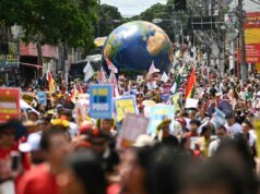 Miles de personas marchan por la acción climática frente a la cumbre COP30 en Brasil