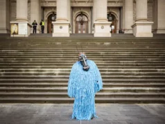 Benny ha protestado disfrazado durante décadas. Dice que su máscara es arte, no criminalidad