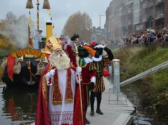 No hay Petes Soot, sino Petes Negros nuevamente en la entrada de Papá Noel en Ninove, y eso, por supuesto, no es una coincidencia.