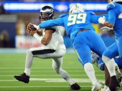 Los Chargers sobreviven al festival de pérdidas de balón para derrotar a los Eagles en tiempo extra
