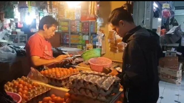 68d09526b62a6-pedagang-telur-sedang-melayani-pembeli-di-pasar-kosambi-bandung-jawa-barat_663_372.jpg