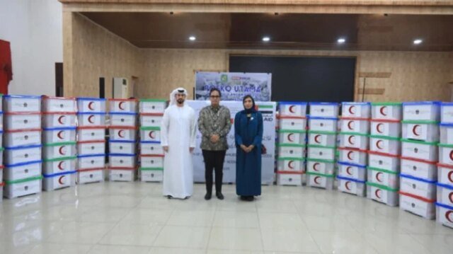 6944bb8877681-wali-kota-medan-rico-tri-putra-bayu-waas-saat-menerima-bantuan-dari-uae_663_372.jpg