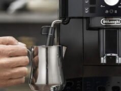 Molinillo integrado, espumador manual y 15 bares de presión: la Magnífica S de De’Longhi tiene un descuento… magnífico