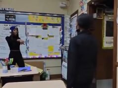 Un video escalofriante muestra a un estudiante de secundaria arrasando el aula con un cuchillo… antes de que el maestro intervenga