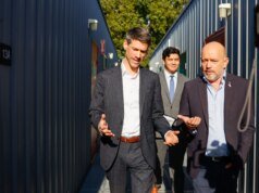 El alcalde de San José, Matt Mahan, recibe al candidato a gobernador, el republicano Steve Hilton, mientras reflexiona sobre su propia candidatura a un cargo más alto.